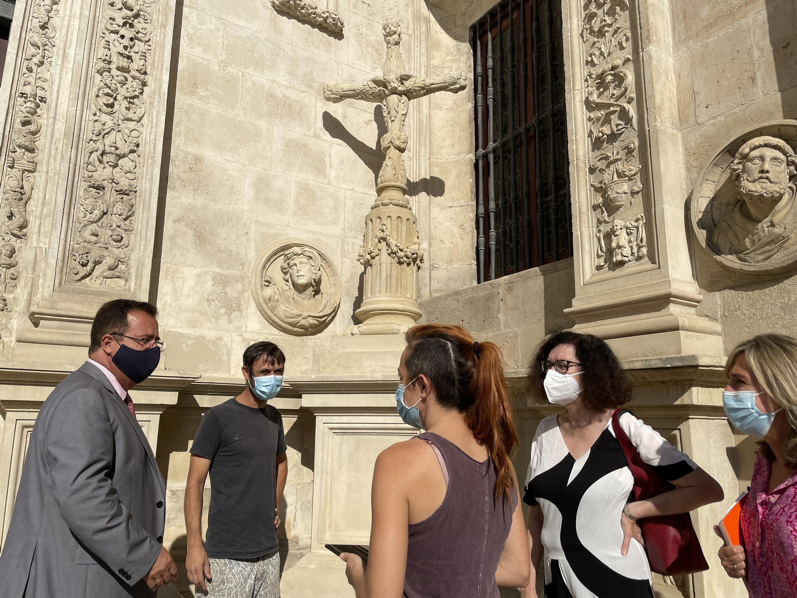 El delegado, Juan Carlos Cabrera , dos de los restauradores; la directora del Alcázar, Isabel Rodríguez; y la redactora del proyecto, Rocío Campos, junto a la cruz.