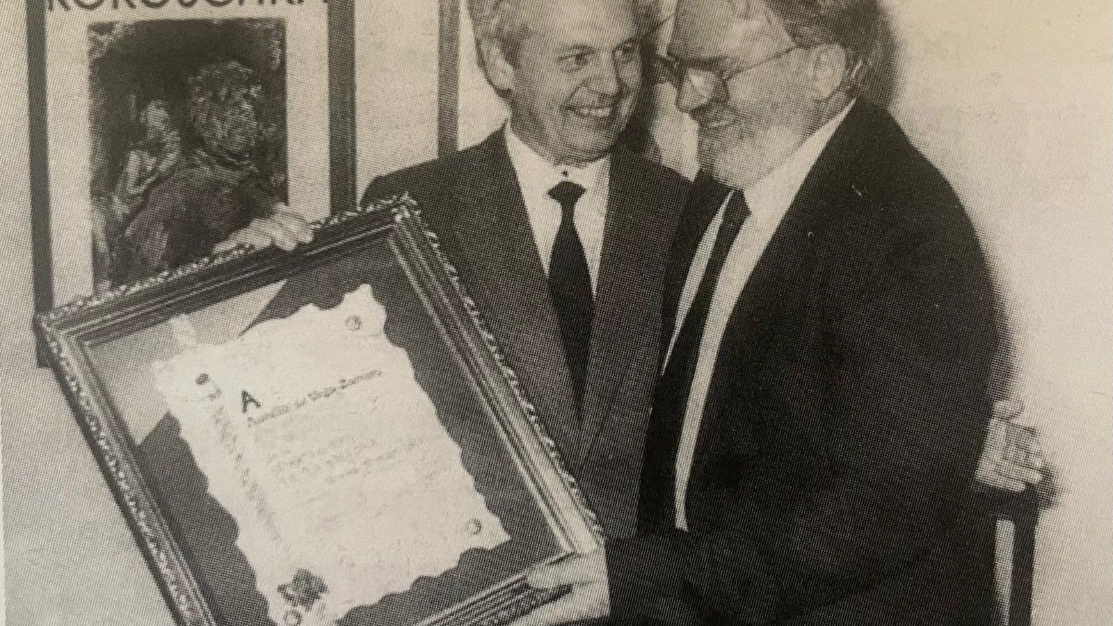 Aurelio de Vega recibiendo un premio.