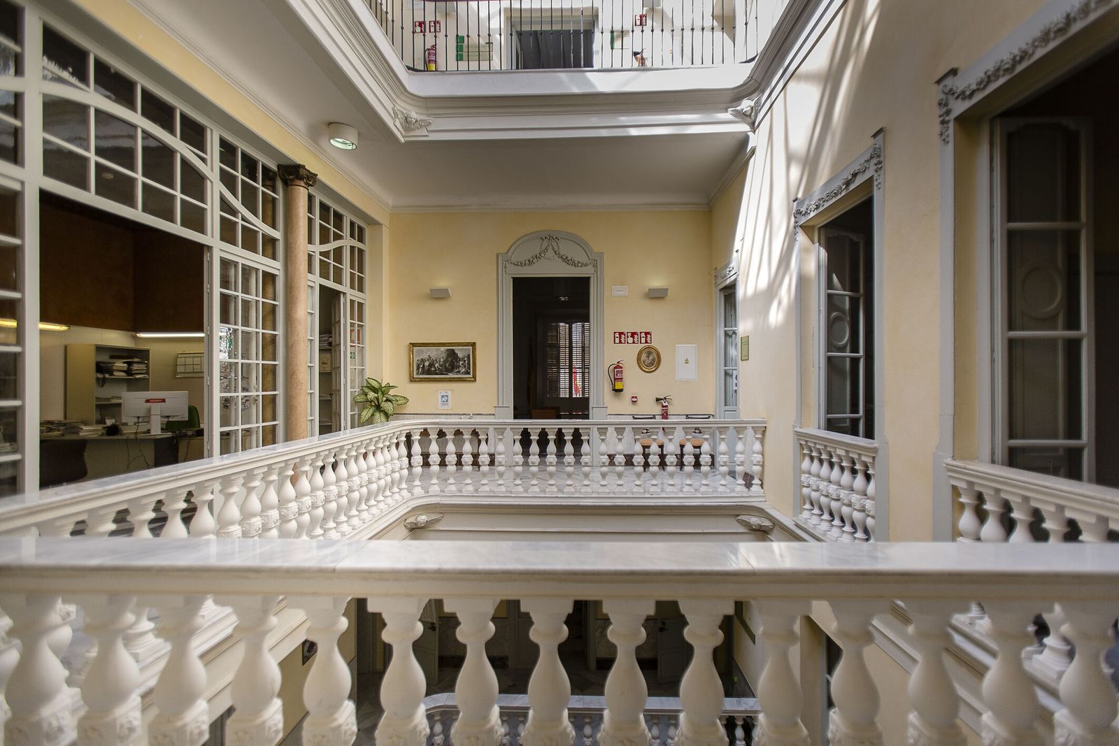 Planta principal.  Conserva los marcos de yesería de las puertas junto con las columnas que comunicaban con el antiguo comedor.