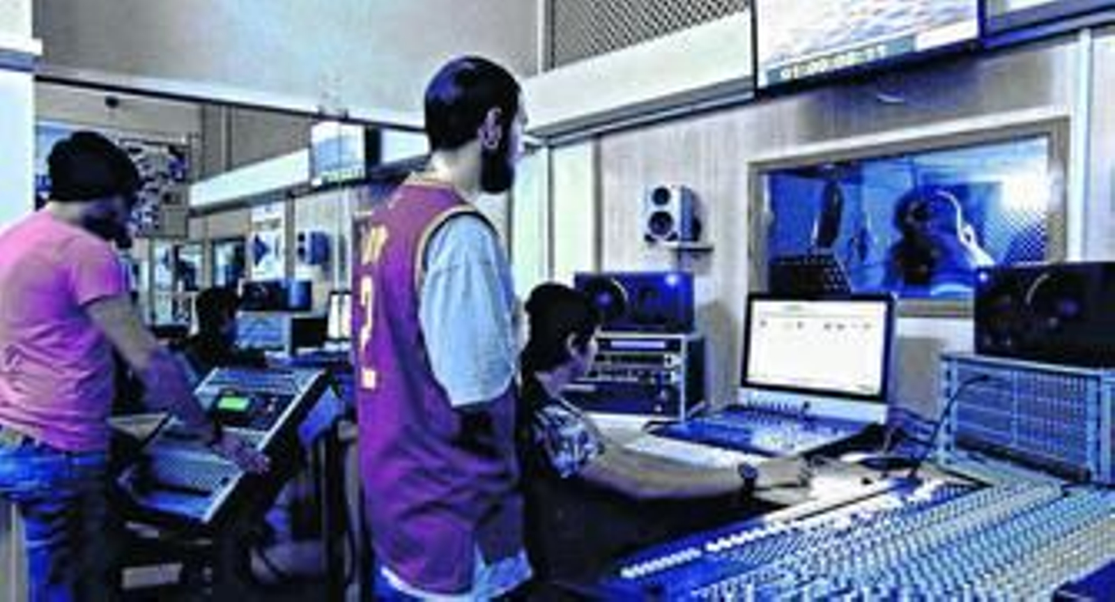 Clase de doblaje en las instalaciones de la Escuela de Imagen y Sonido de Almería.