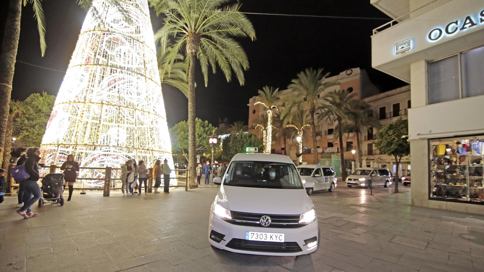 Los ancianos de Jerez de paseo en taxis para ver el alumbrado navideño