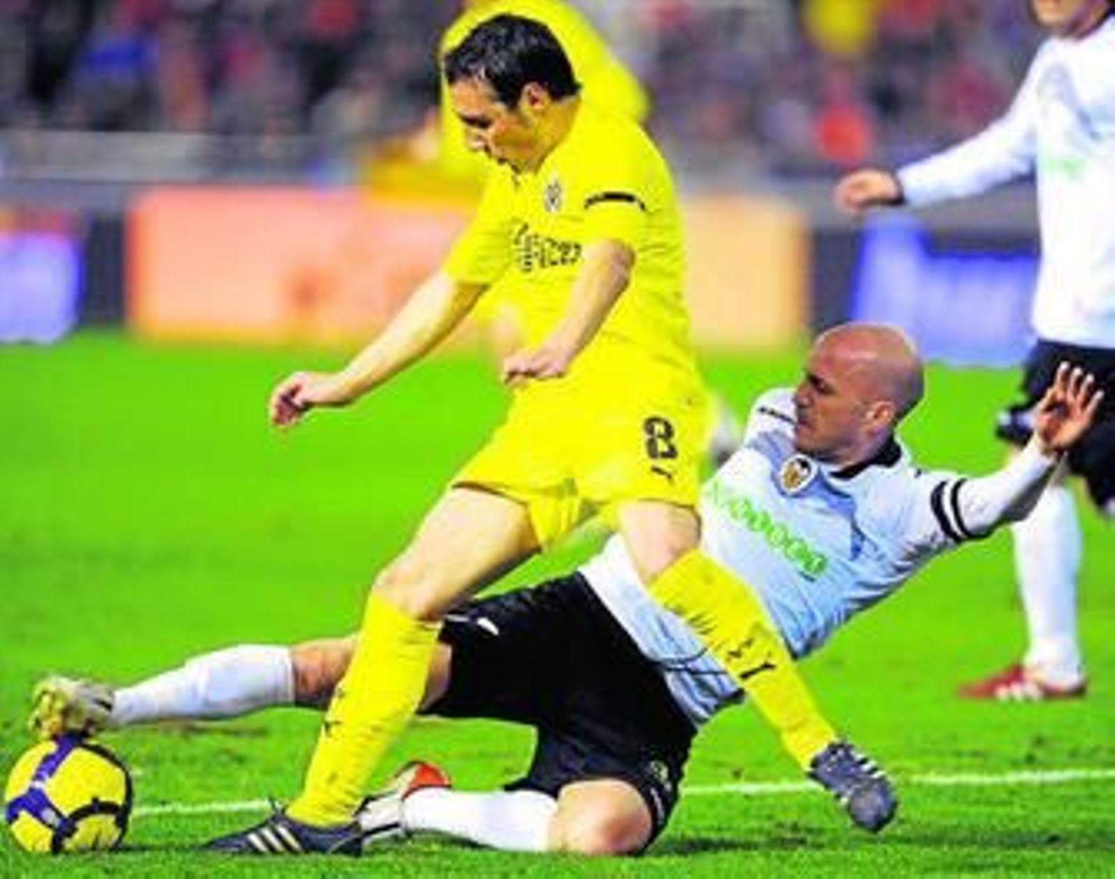 El valencianista Bruno alcanza a cortar un balón que trataba de llevarse Santi Cazorla.