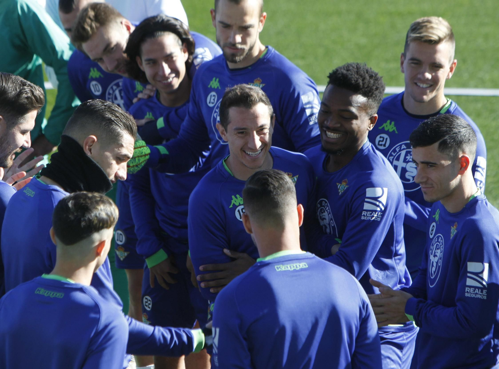 Los jugadores del Betis bromean en el entrenamiento de ayer en la ciudad deportiva.