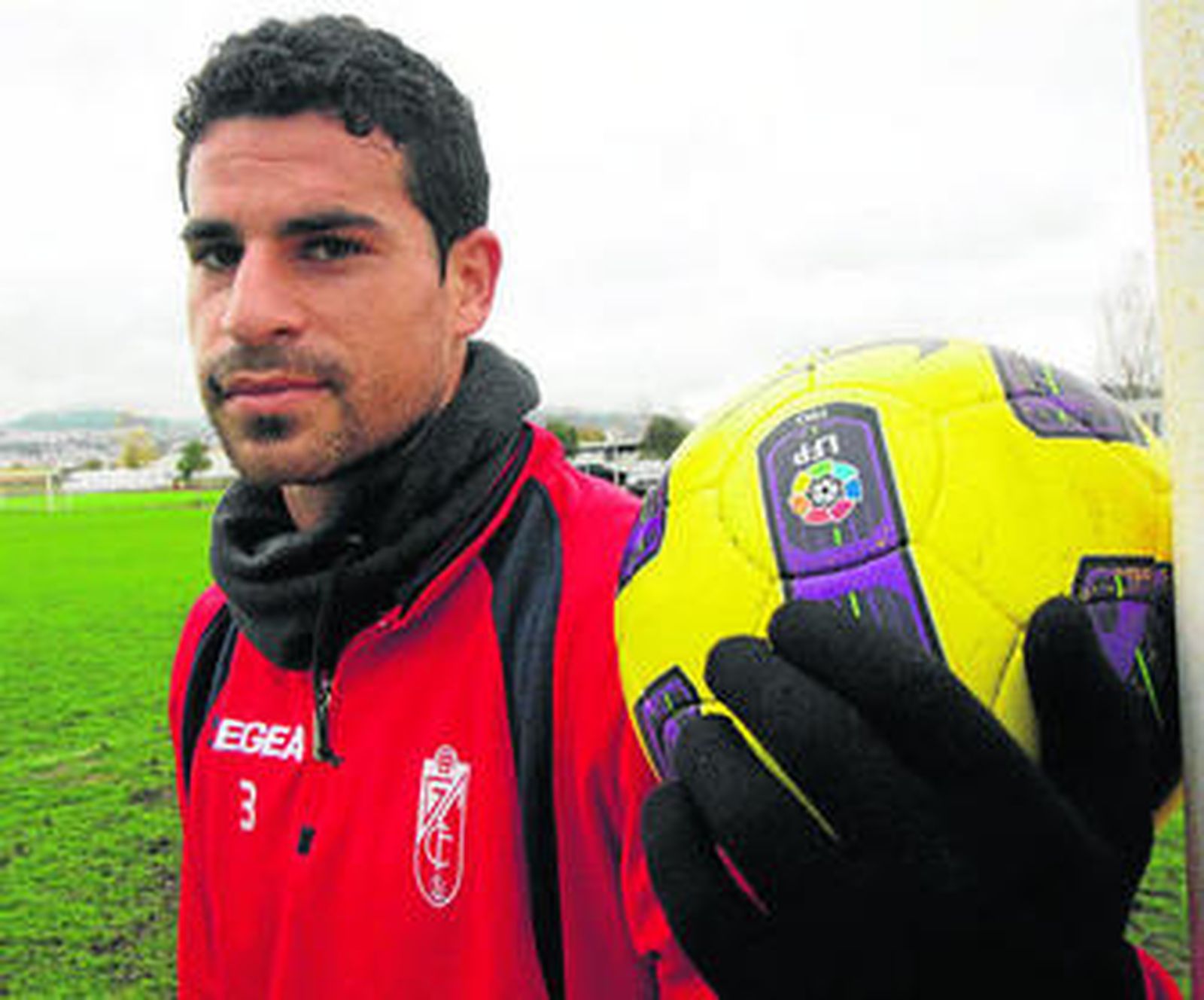 Rubén sostiene un balón durante el entrenamiento de ayer en los campos de Antonio Sánchez.