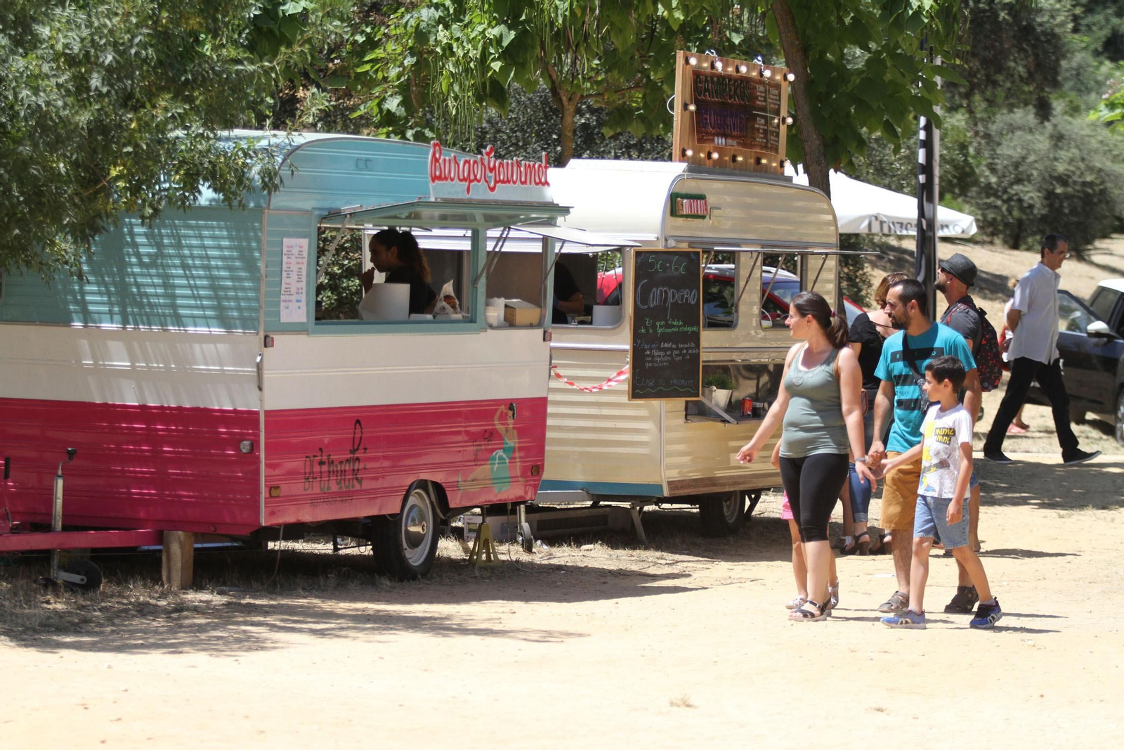 Once vehículos de 'food truck' han participado en el festival del parque Moret.