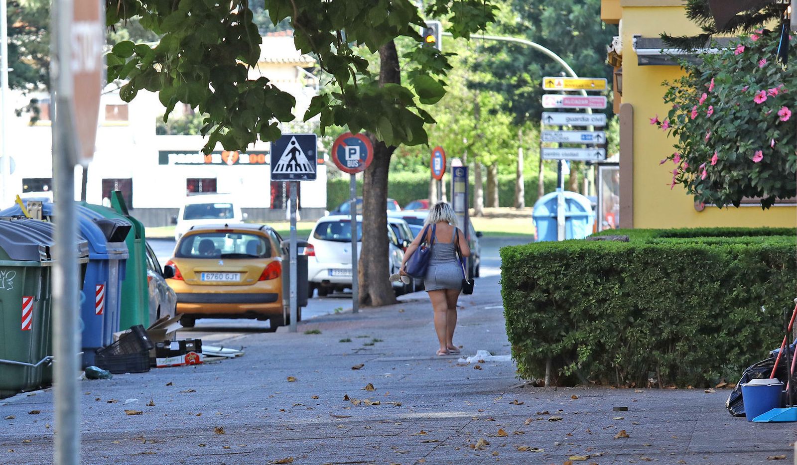 Imagen de la avenida de Méjico en la que se puede apreciar la basura fuera de los contenedores.