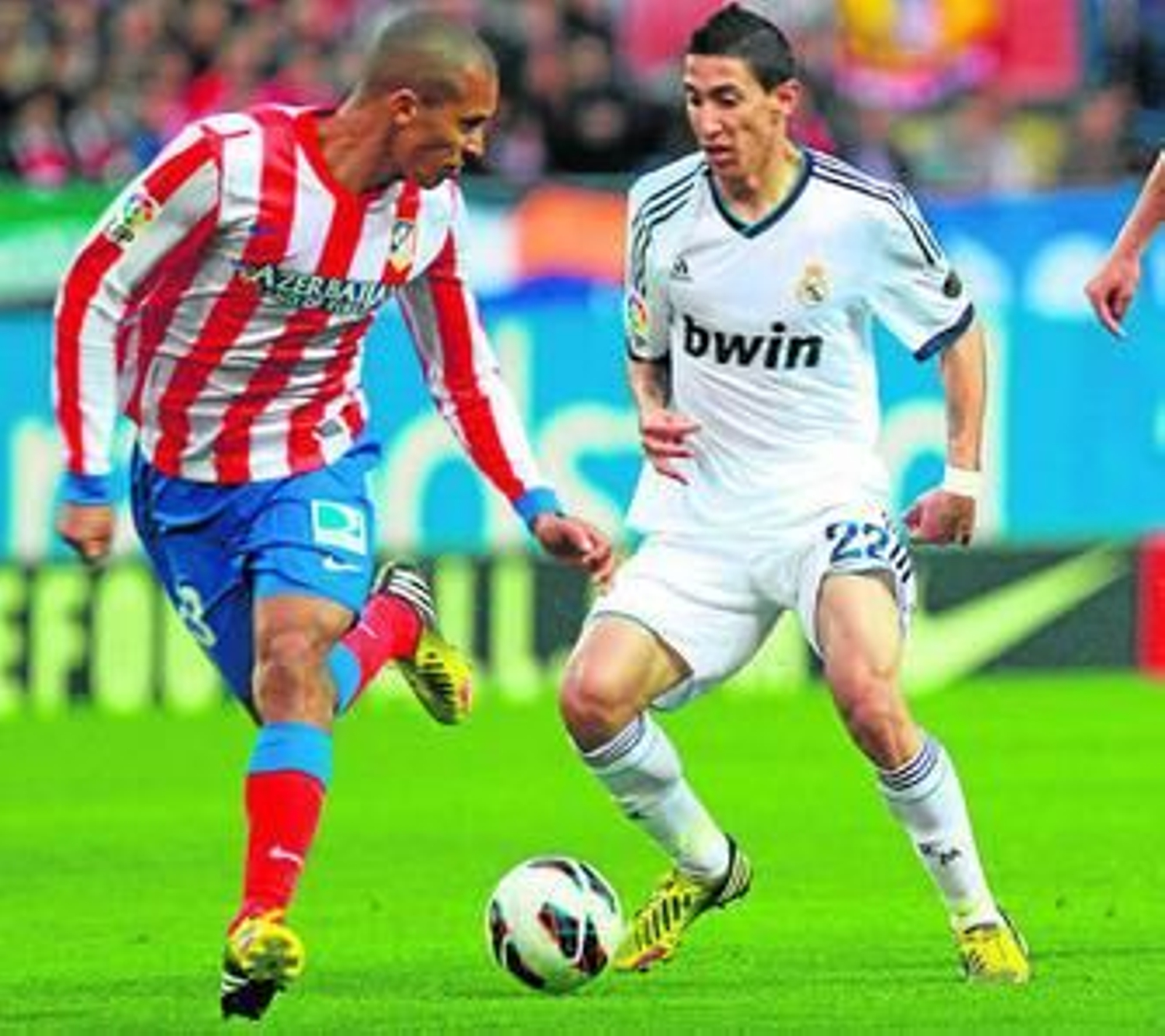 El argentino Di María controla el balón ante la oposición de Miranda.