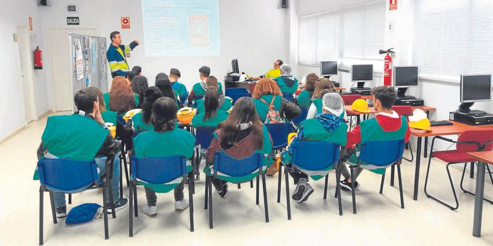 Alumnos recibiendo información en su visita a la Azucarera.