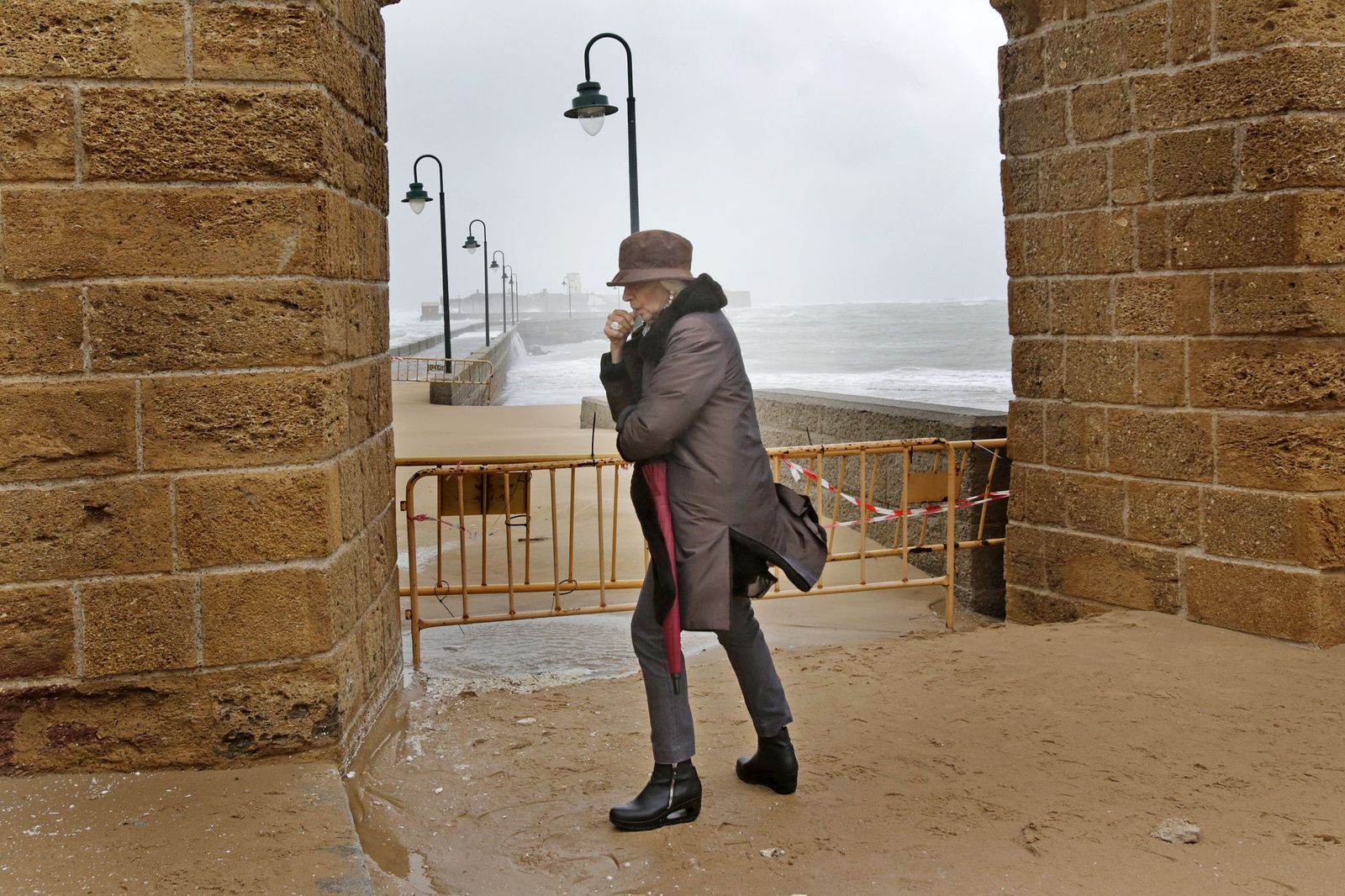 Teófila, en días pasados, tras pasar revista a los destrozos causados por el temporal en la capital.