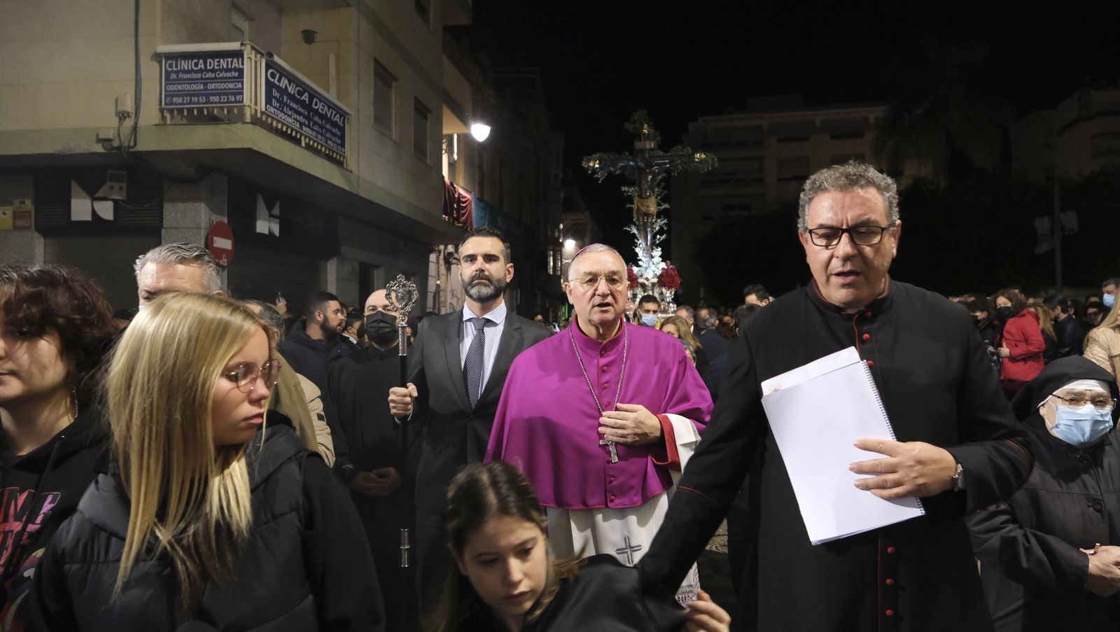 Procesión del Vía Crucis del Santo Cristo de la Escucha en Almería, en imágenes.