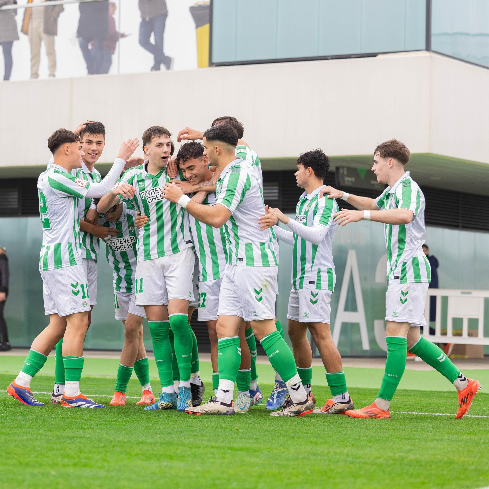 Los verdiblancos celebran un gol de Paco Esteban durante la eliminatoria de Copa del Rey Juvenil ante el Real Murcia.