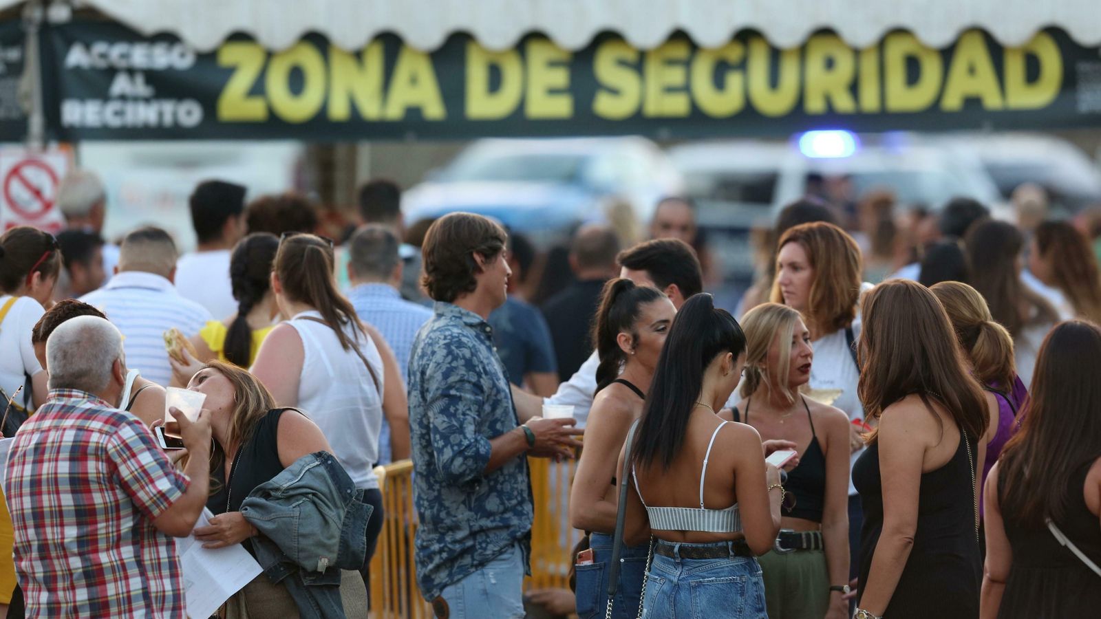 Ambiente previo al concierto, en los aledaños del castillo Sohail.