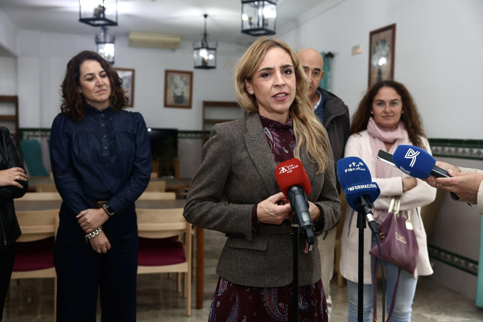 La presidenta de Diputación, Almudena Martínez, durante su visita al centro de mayores.