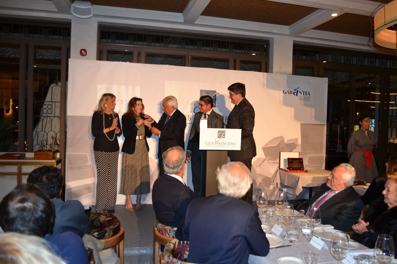 Francisco Herrero recibe la Insignia Honorífica del Instituto Español de Analistas de Andalucía