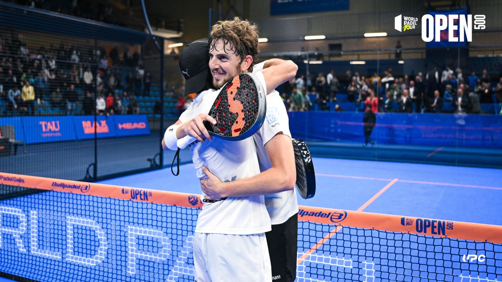 Momo González y Mike Yanguas se abrazan tras ganar.