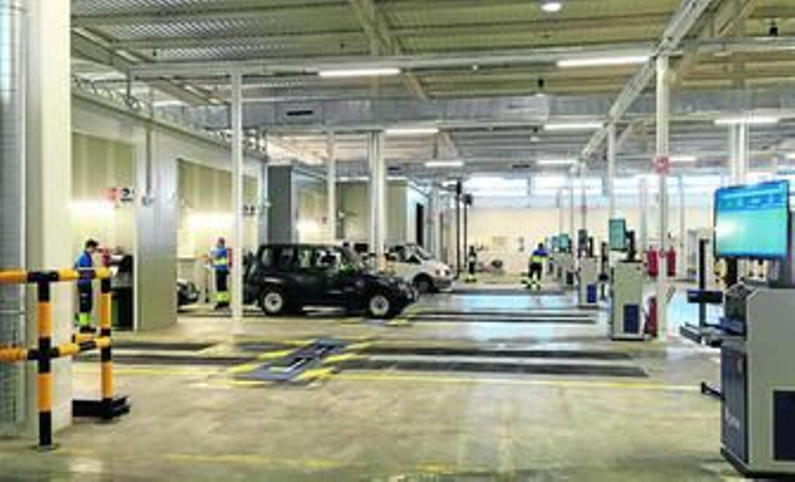 Varios operarios realizan ayer las inspecciones en la ITV situada en la calle Carlo Godoni.