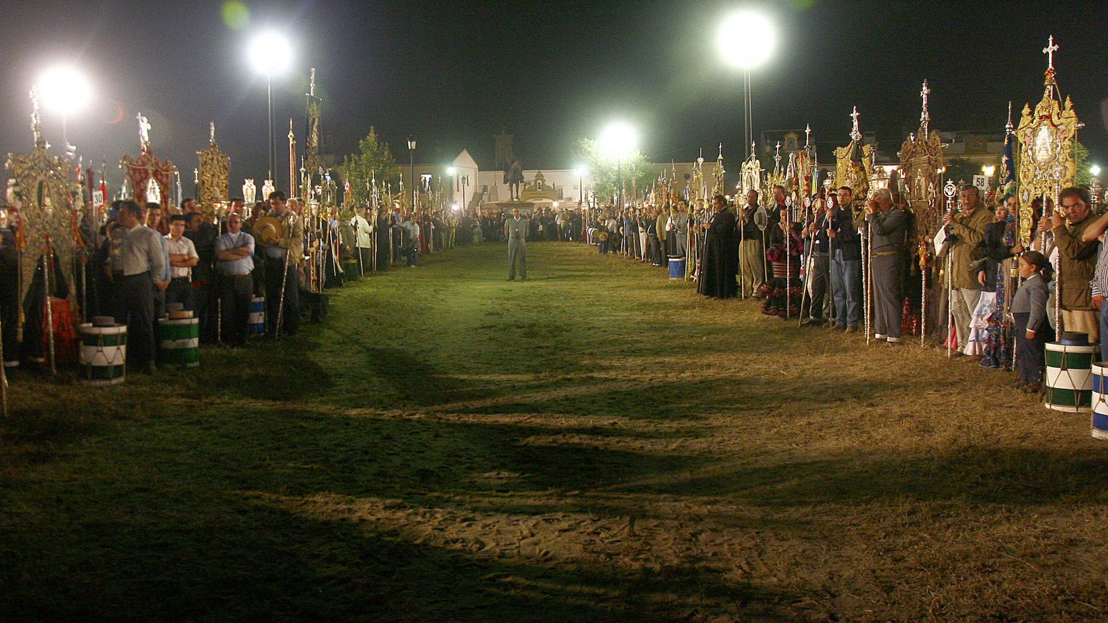 Santo Rosario de Pentecostés, previo a la salida de la Blanca Paloma.