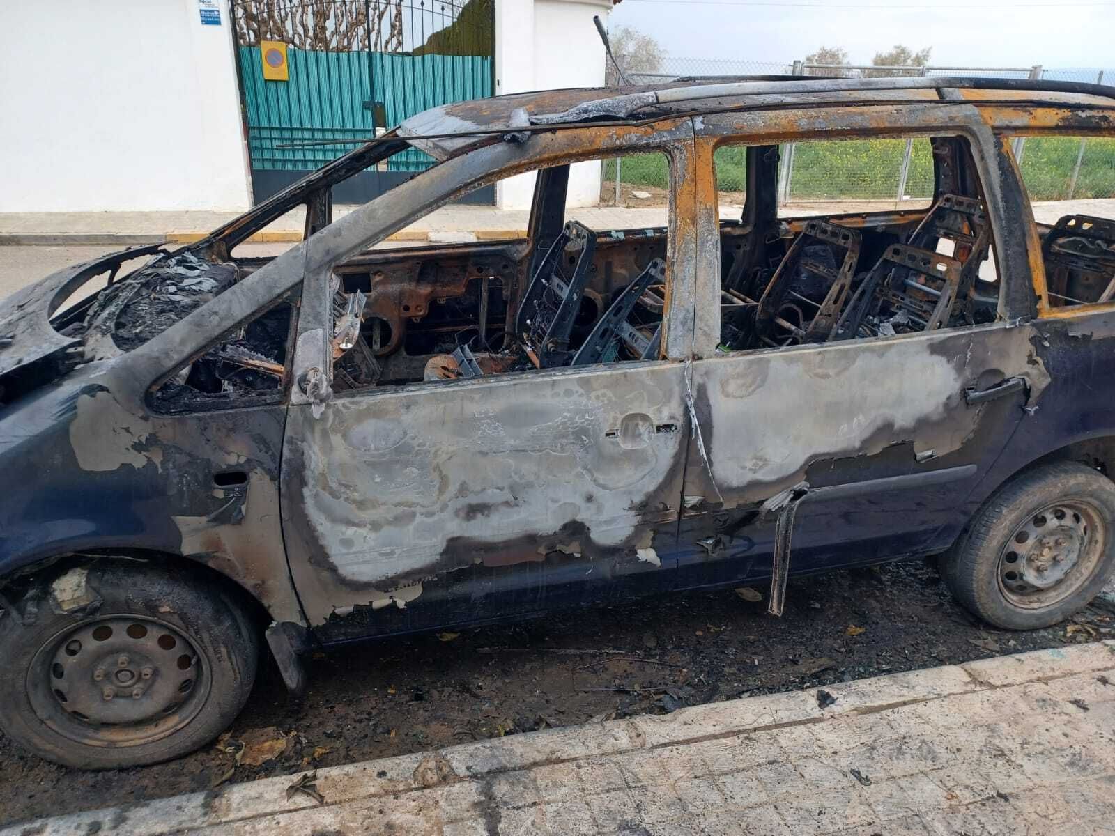 Uno de los coches quemados en Brenes.