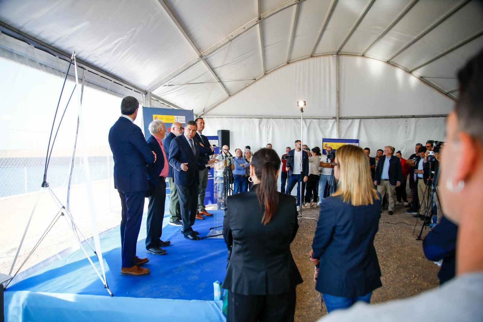 El ministro de Agricultura, Pesca y Alimentación, Luis Planas visita una de las balsas de la CUNC, en imágenes