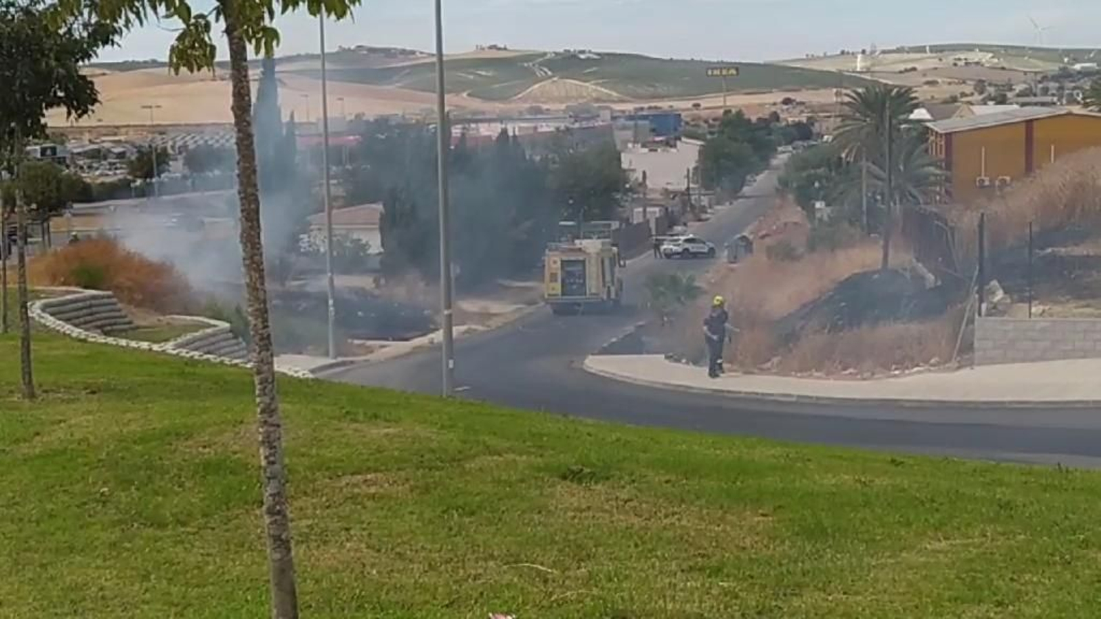 Incendio de pastos en la carretera del Calvario