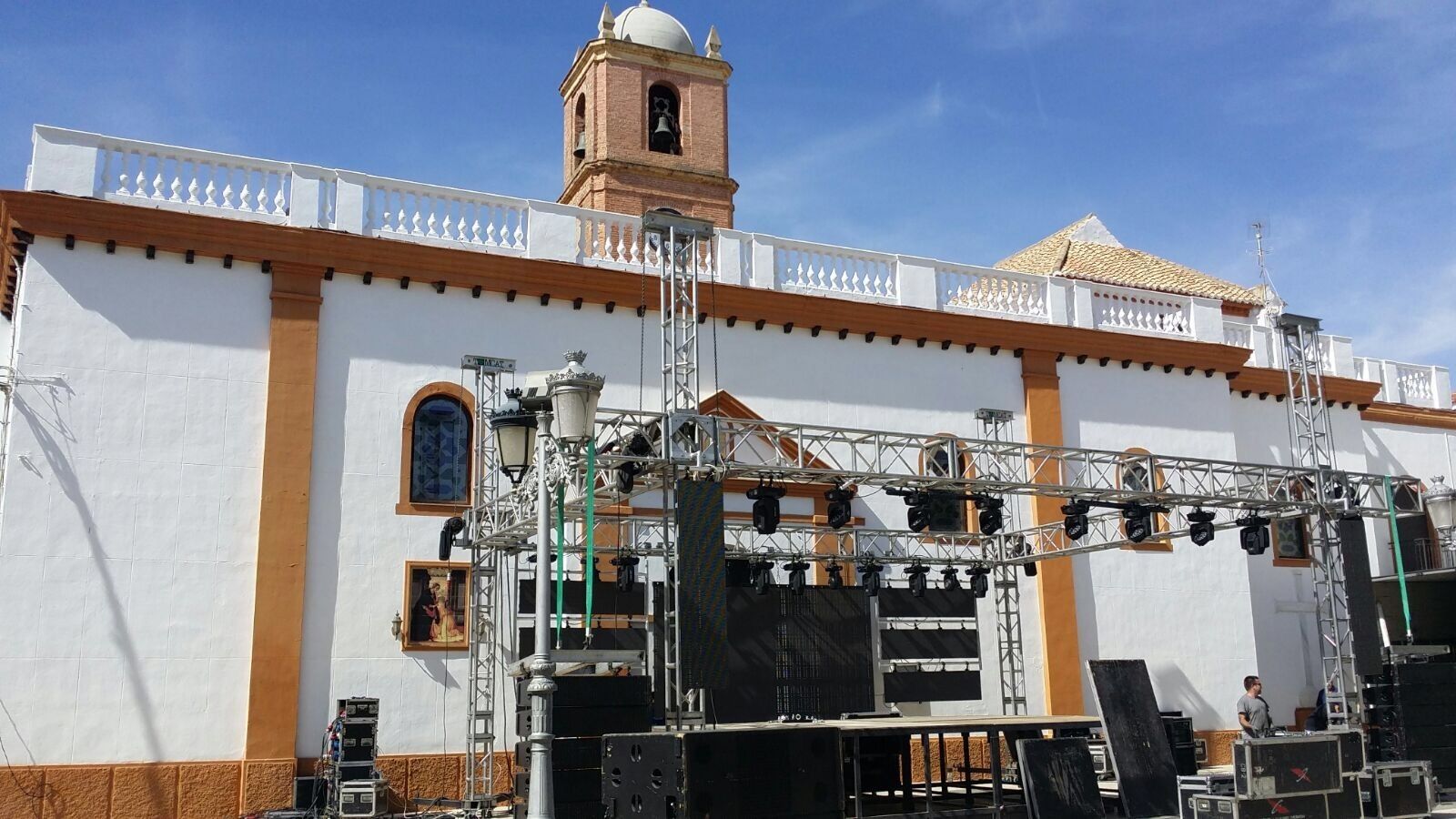 Escenario montado frente a la iglesia.