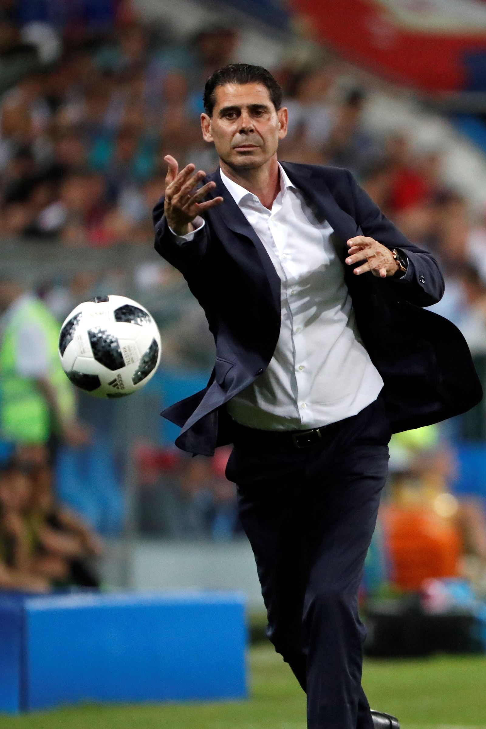 Fernando Hierro devuelve la pelota para realizar un saque de banda.