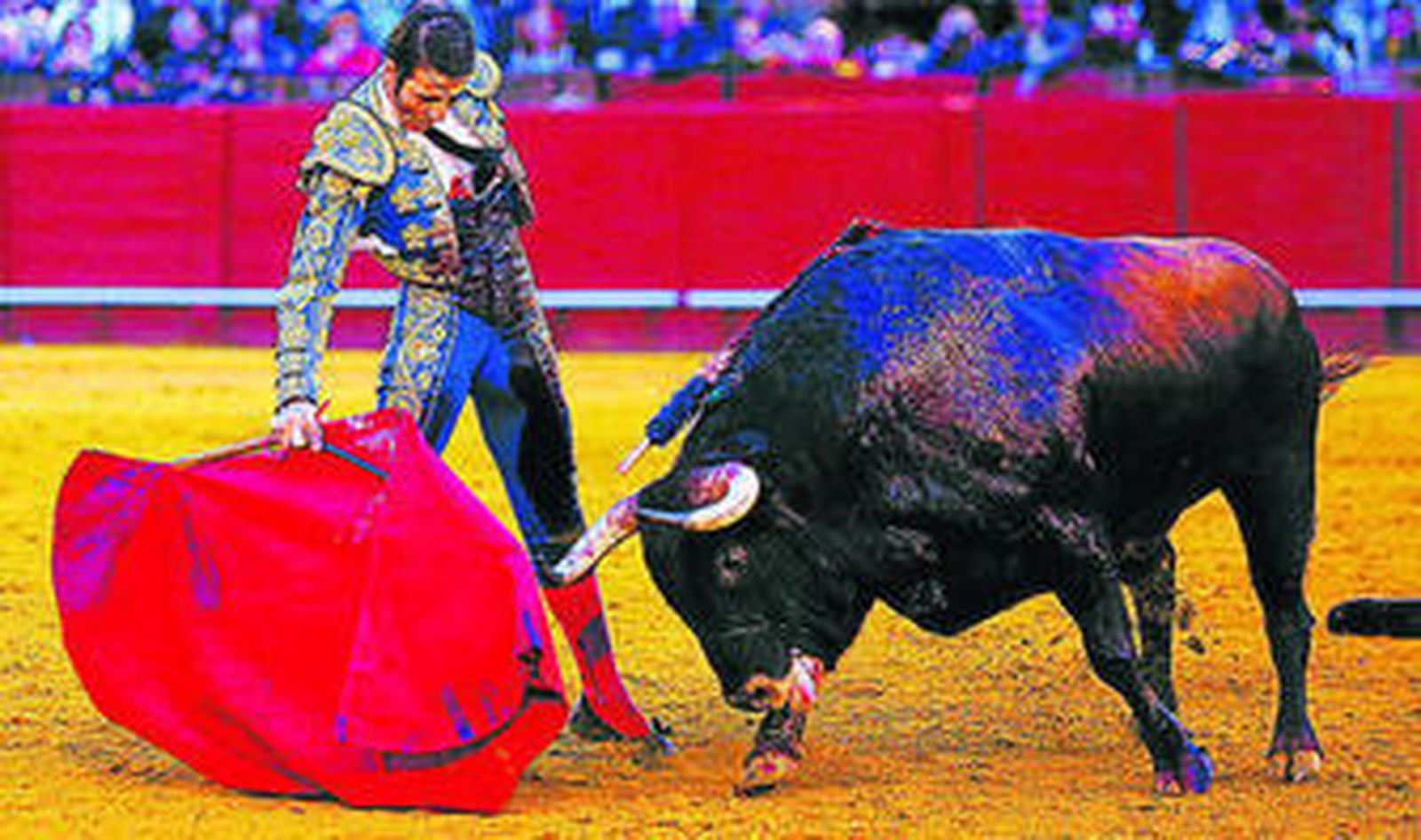 El diestro gerenense Manuel Escribano, en un derechazo al toro 'Cobradiezmos', de Victorino Martín, al que indultó tras una gran faena el pasado 13 de abril.
