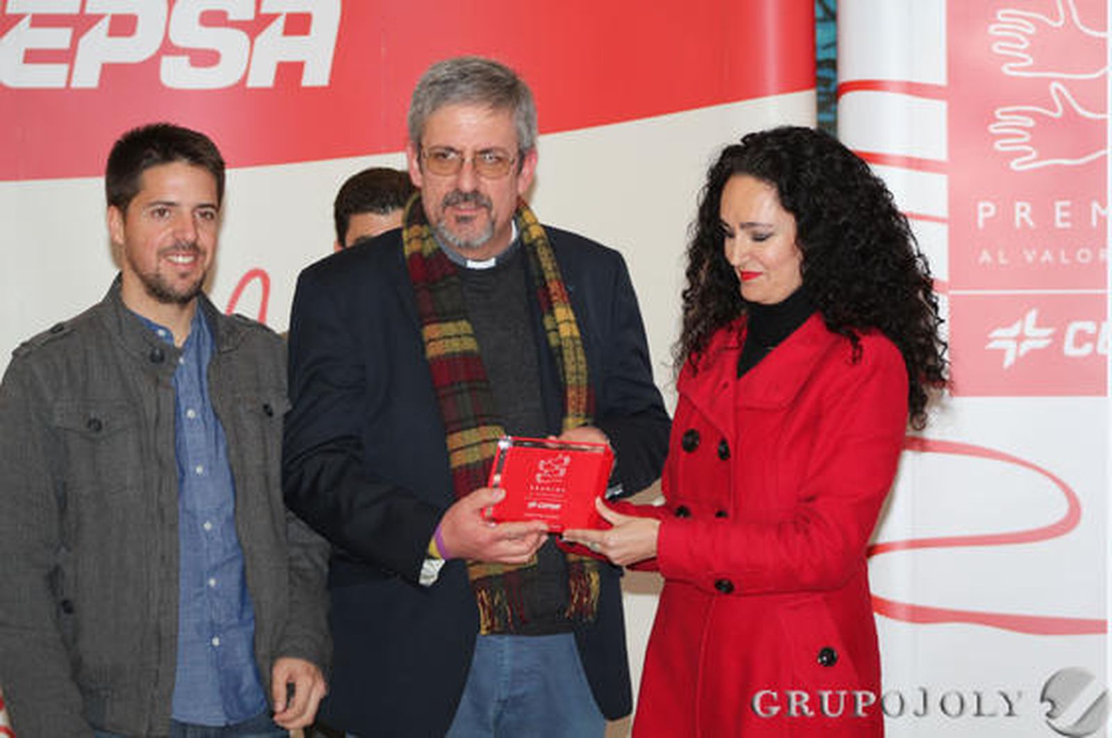 En el centro Rafael Benítez, flanqueado por su padrino, Benjamín Pérez, y por Lourdes Martín.

Foto: Ismael Hernandez