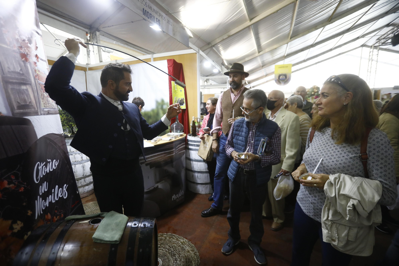 Un venenciador de vino en el puesto de Moriles de la IX Feria de los Municipios.
