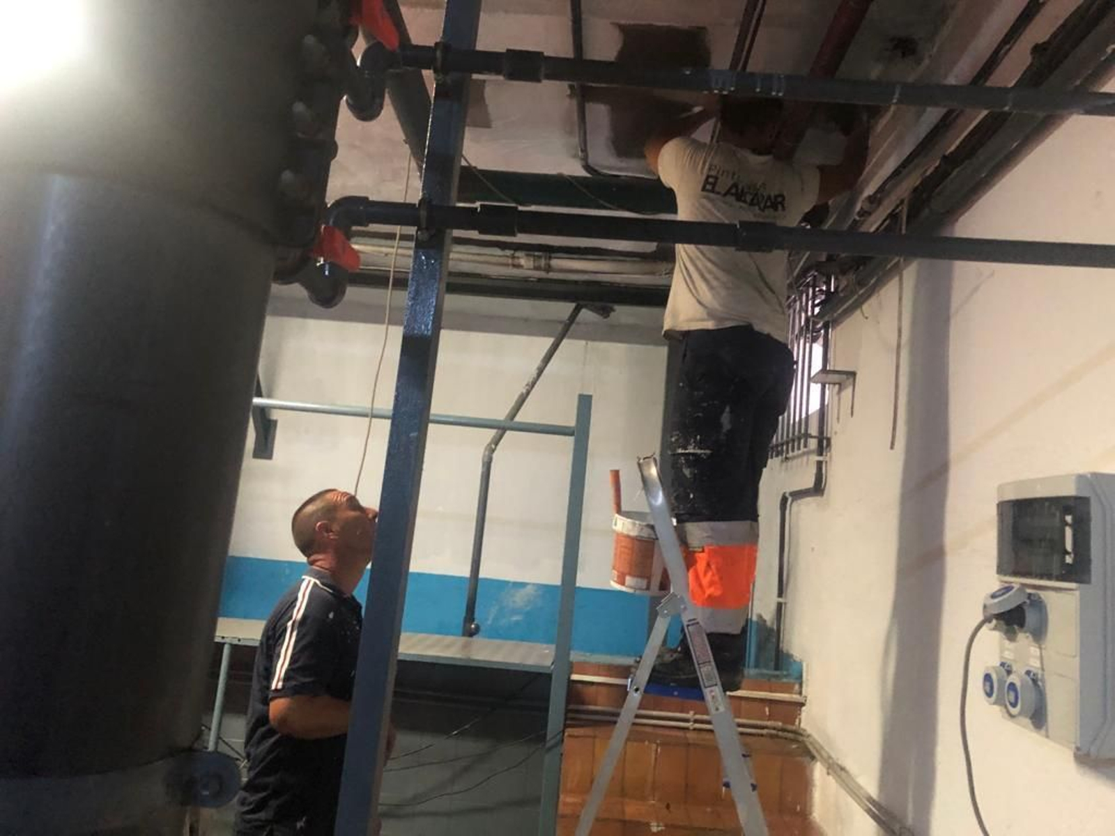 Reparaciones en la sala de filtración de la piscina del polideportivo Diego Lobato.