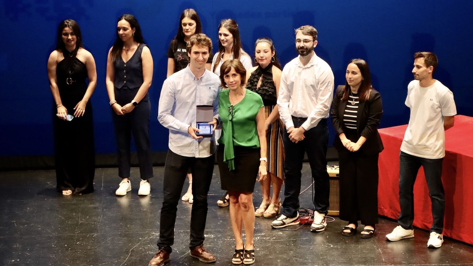 El premiado por el público, Marcos Lupión, recibe el premio de manos de la directora general de Comunicación de la UAL, Pilar Jerez.