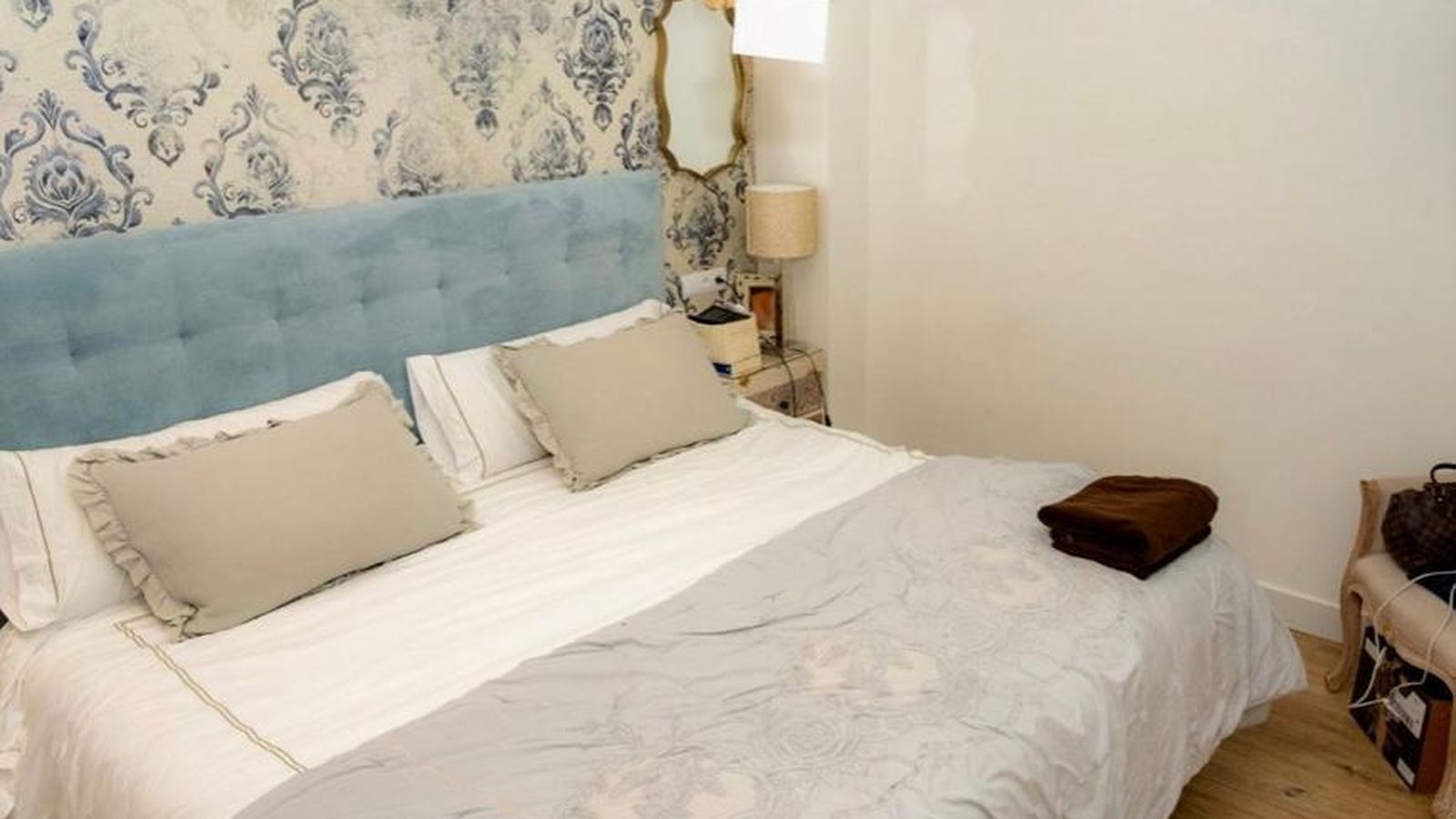 Dormitorio principal. Lo ornamenta en la pared del cabecero un mural de la firma Coordonné, en damasco envejecido