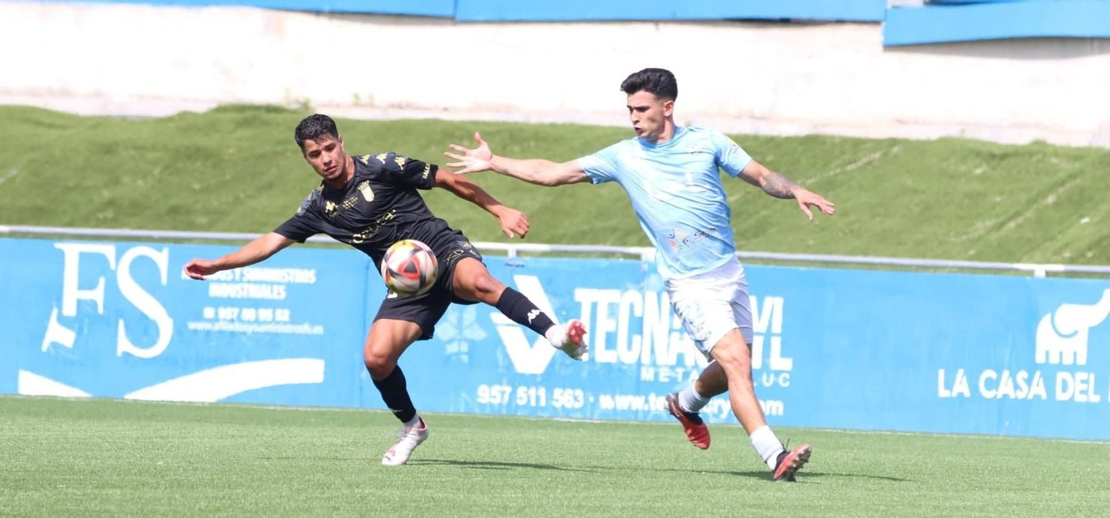 Juan Andrés pugna por el balón con un jugador del Ceuta B. Juan Andrés pugna por el balón con un jugador del Ceuta B.