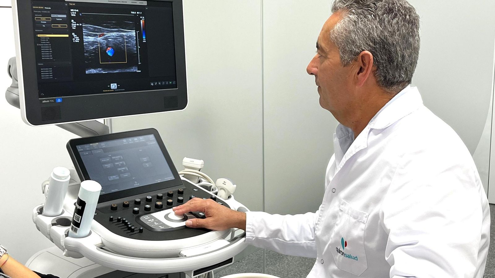 El doctor Sánchez Maestre en una consulta.