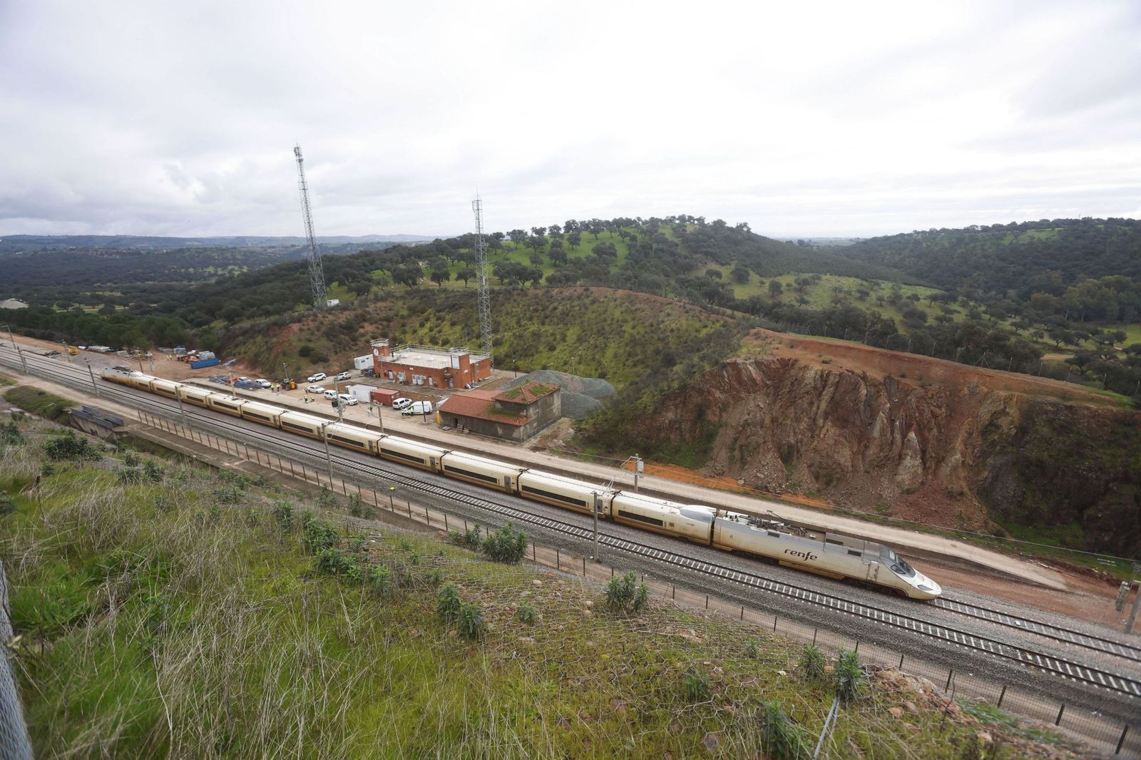 Un tren pasando por la zona cero de Adamuz.