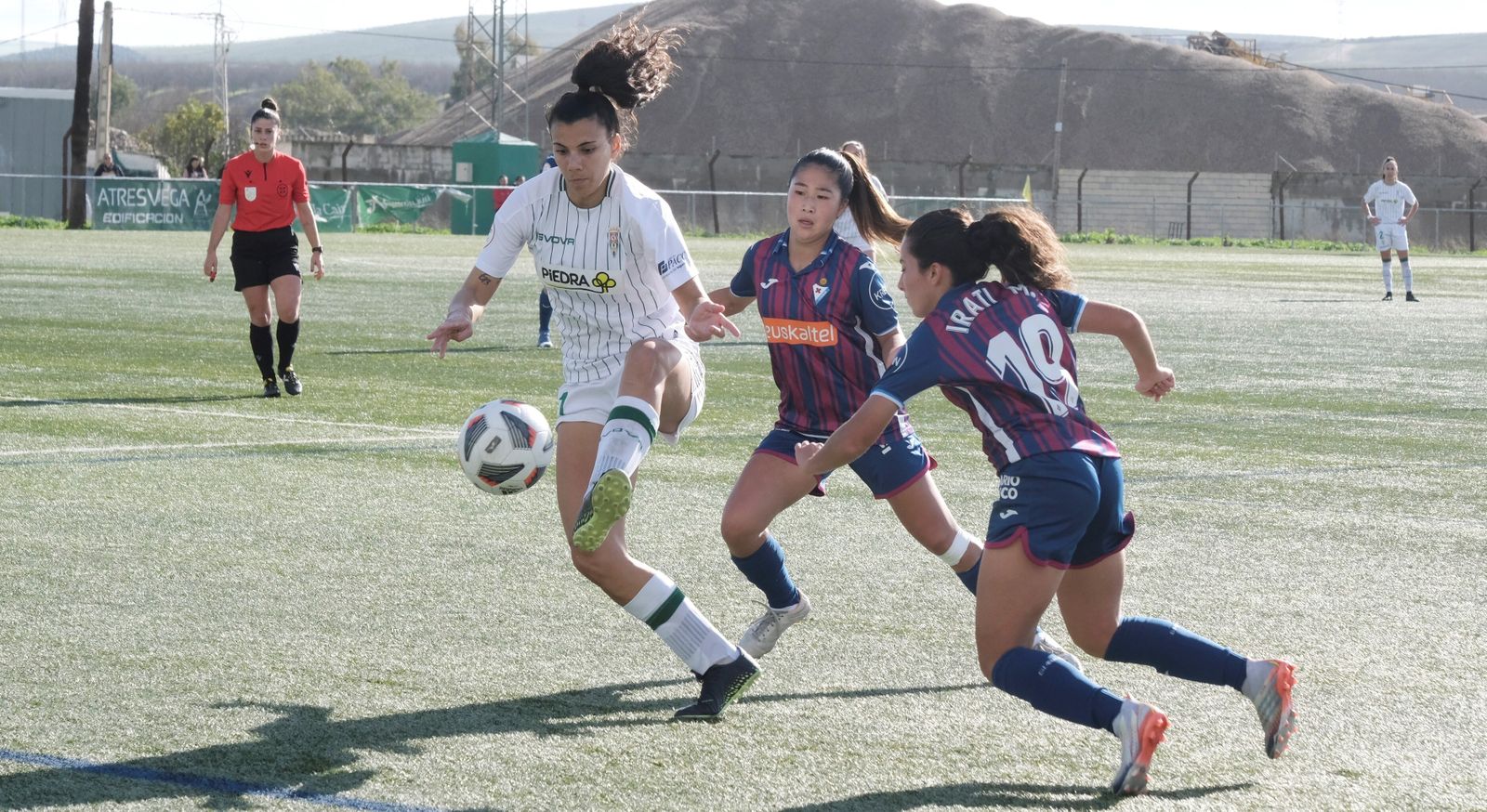 Celia Ruano controla el balón ante dos rivales en un partido del Córdoba Femenino.