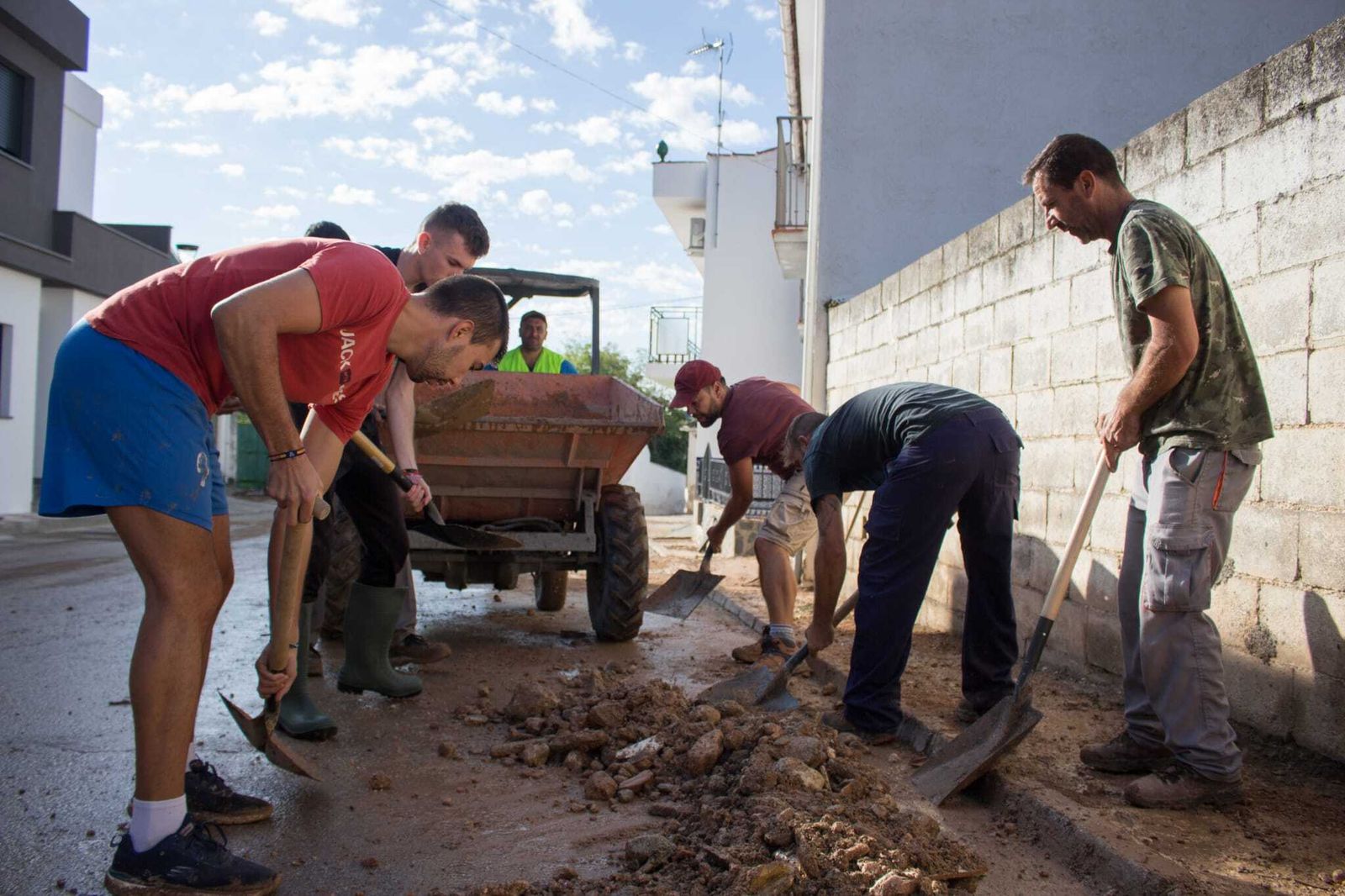 Fotos: la familia que tuvo que salir de su casa buceando por la tormenta en Granada