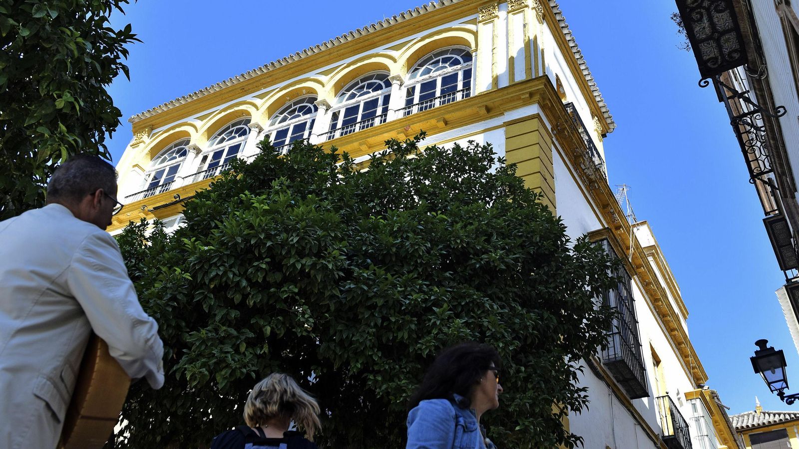 Una de las imponentes casas de la Plaza de Santa Cruz.