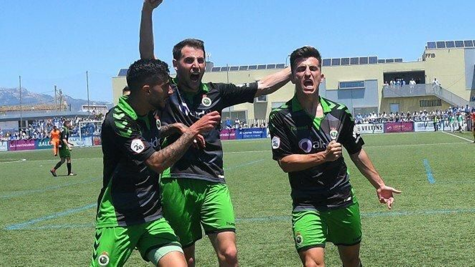 El Racing celebra su ascenso en Mallorca.