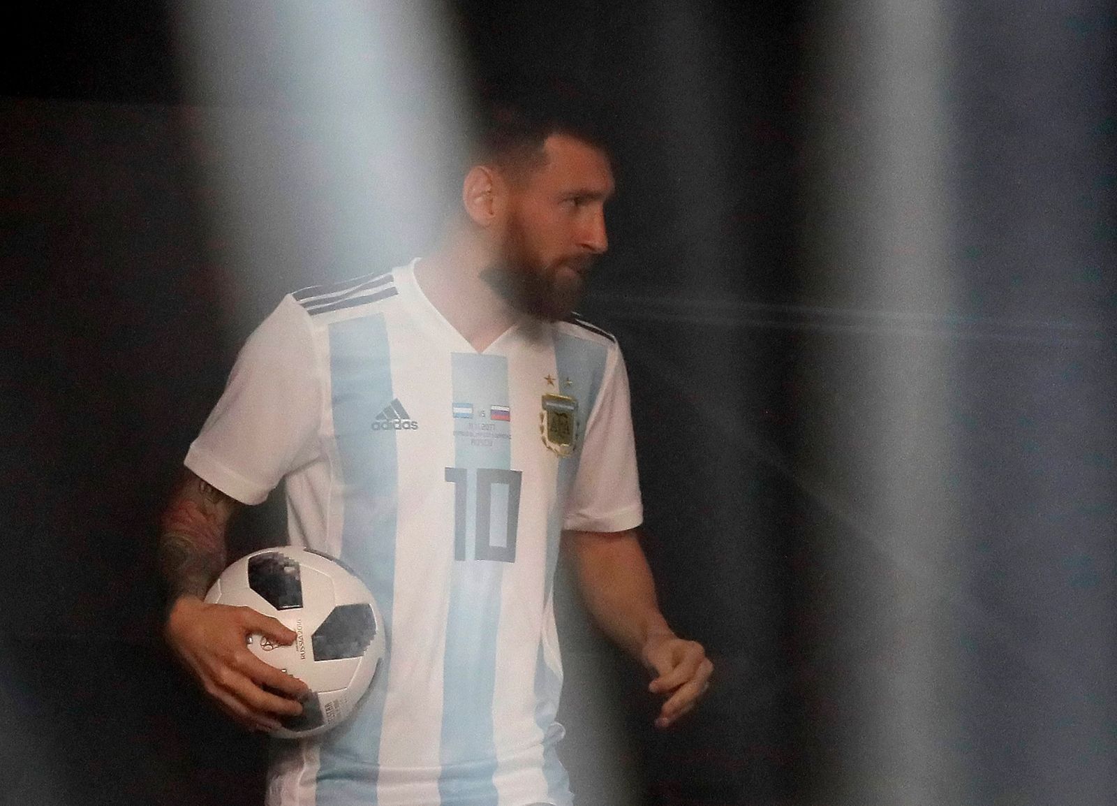 Leo Messi presenta el Telstar 18, el balón del Mundial de Rusia.