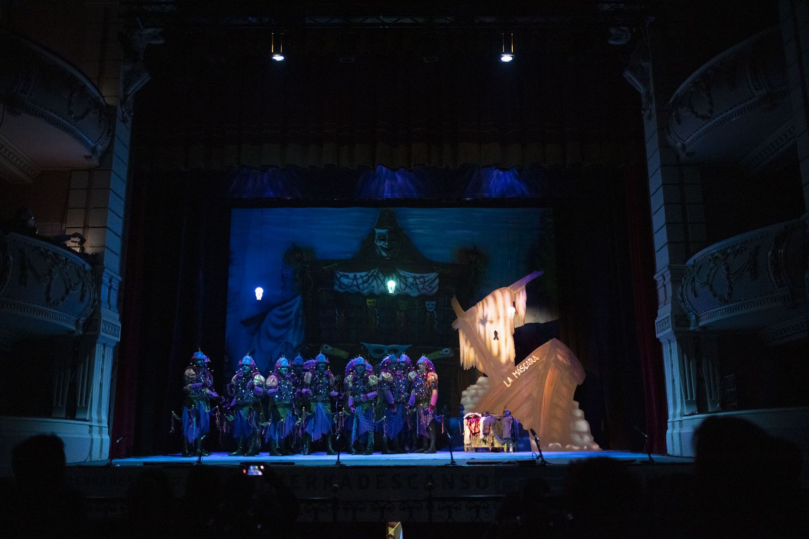 Imágenes de la actuación de la comparsa de Huelva 'El mar de febrero' en el Carnaval Colombino