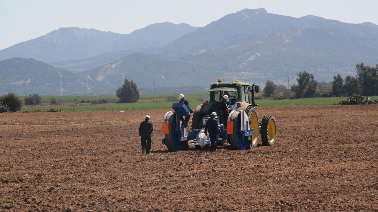 Un grupo de operarios planta árboles en Tahivilla.