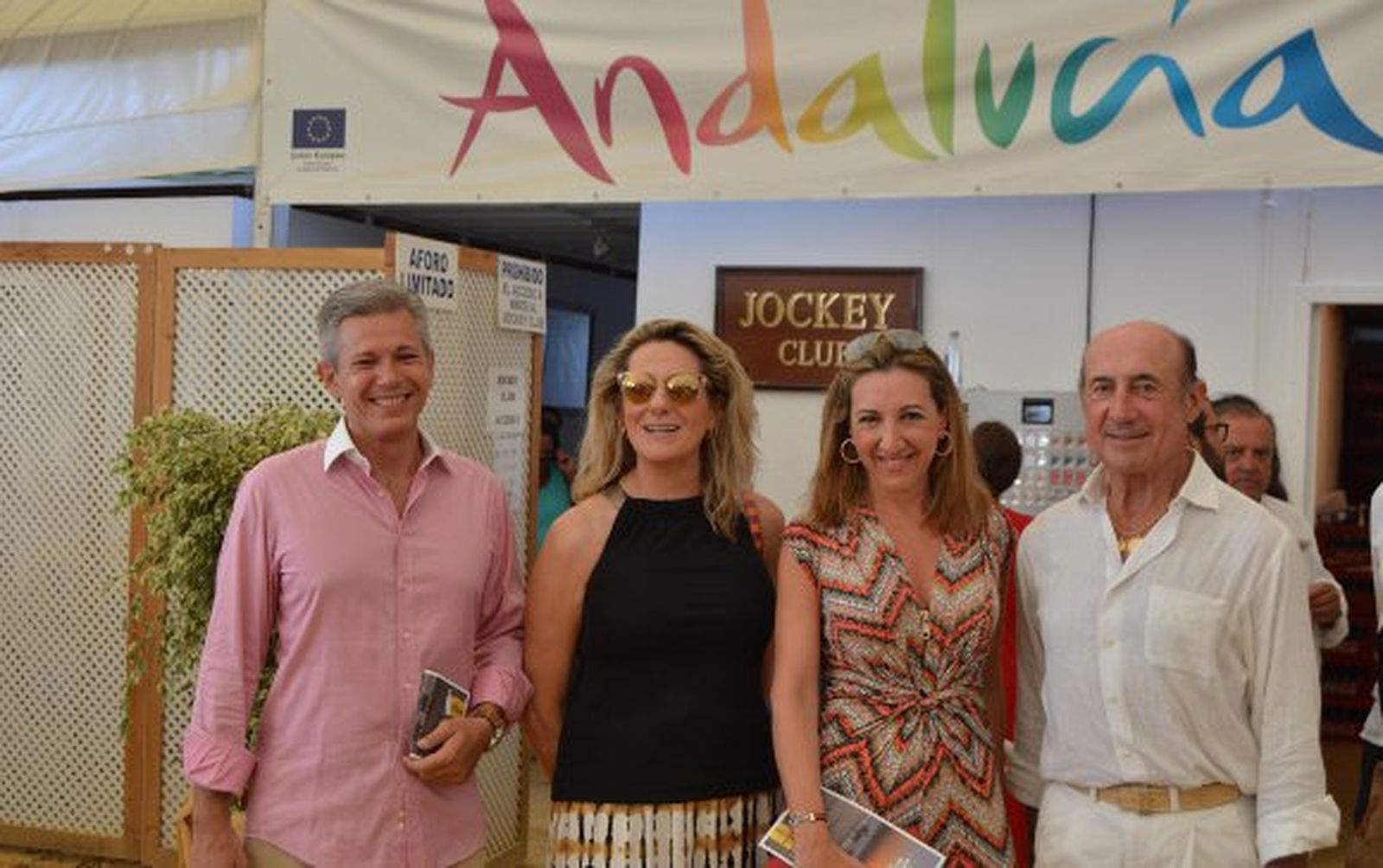 El marqués de Varela de San Fernando, Lucila Domecq, Belén Virseda y Beltrán Domecq, a su entrada en el Jockey Club.

Foto: Ignacio Casas de Ciria