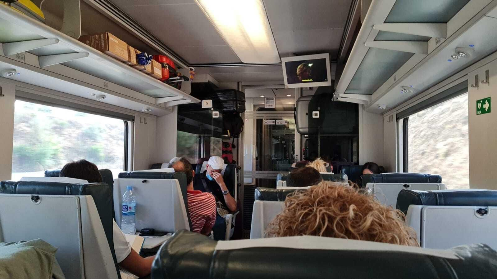 El interior de uno de los vagones del tren.