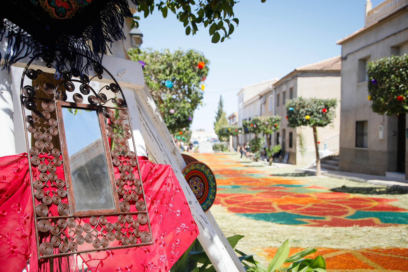 Así es la gran alfombra de serrín para que levite la Virgen de Fátima de Tíjola