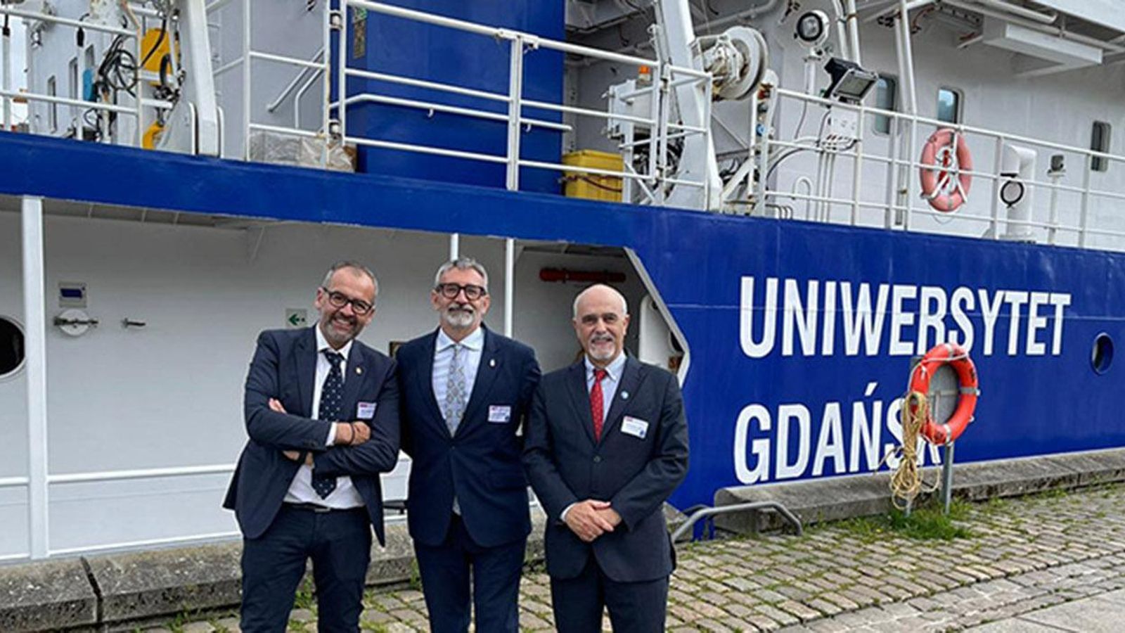 El rector de la UCA, Francisco Piniella, junto al buque oceanográfico
