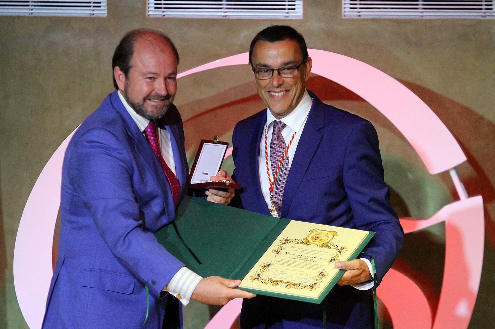 Imágenes de la entrega de las Medallas de la Provincia.