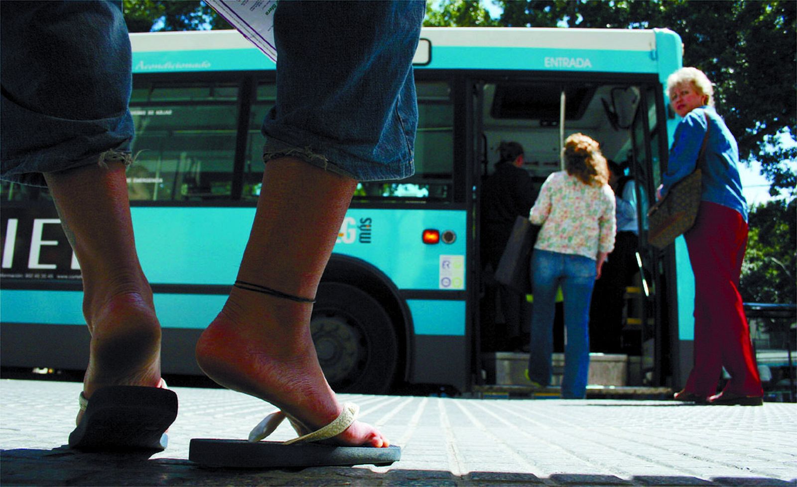 Esperando el autobús en chanclas.