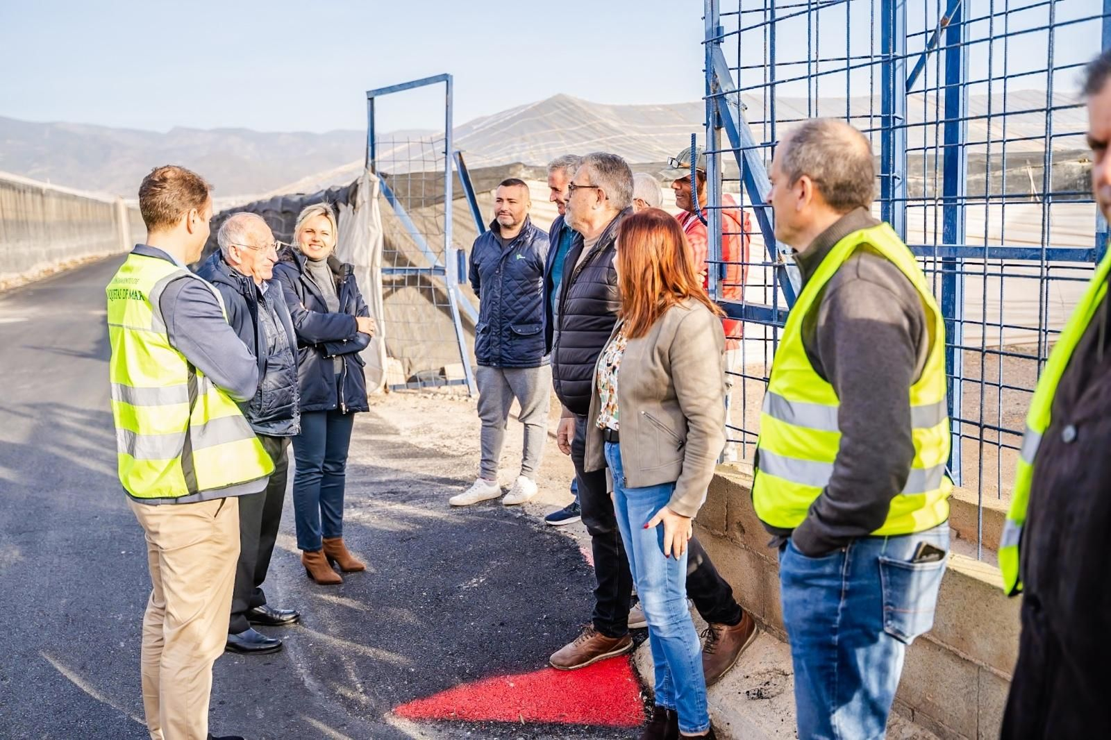 El alcalde ha visitado las obras en el camino rural.