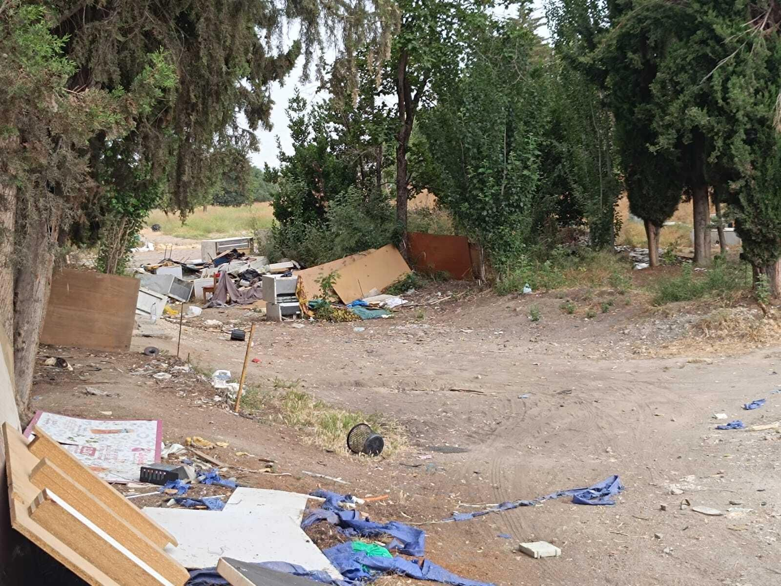 Comienza la limpieza de chatarra del solar de la calle Padre Marcelino de Granada